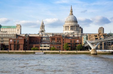 Londra, Birleşik Krallık - 21 Eylül 2021 - St. Paul Katedrali, Londra Okulu ve Millennium Köprüsü.