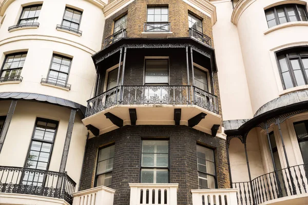 イギリスのロンドンにある古い美しい建物 装飾やバルコニーで黒と白の色 — ストック写真