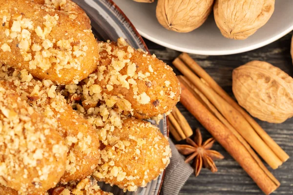 希腊和塞浦路斯的传统圣诞糖果甜瓜 肉桂棒 核桃和茴香星缀在木制背景上 蜂蜜饼干 — 图库照片