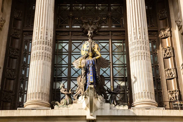 ロンドン 9月23 2021 非常に有名なセルフリッジズデパートへの入り口の上にギルバート ベイズによる時間彫刻の女王 — ストック写真