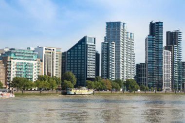 Thames Nehri 'ndeki Albert Embankment' taki modern binaların manzarası.