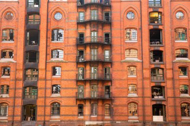 Almanya 'nın Hamburg şehrinde tarihi depo Speicherstadt' ta güzel süslemeleri olan eski kırmızı tuğlalar inşa ediliyor..