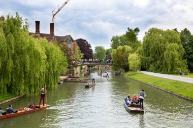 Cambridge, İngiltere - 2 Haziran 2022 - Cam nehrinin her iki yakası, tarihi binalar ve üniversiteler boyunca gezi turu.