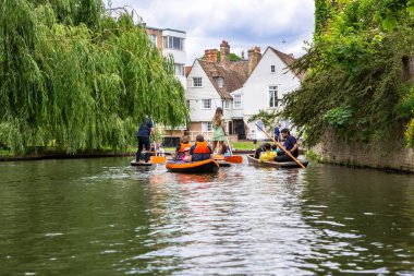 Cambridge, İngiltere - 2 Haziran 2022 - Cam nehrinin her iki yakası, tarihi binalar ve üniversiteler boyunca gezi turu.