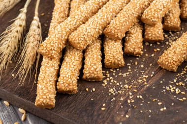 Tahtada susam tohumları olan ekmek hastaları..