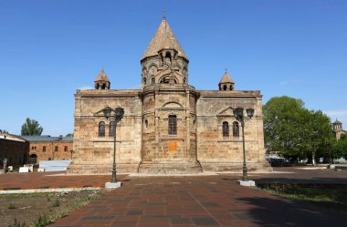 Dünyanın en eski kiliselerinden biri olan Holy Etchmiadzin 'in ana Katedrali, ilk kez 301-303 yılında tonozlu bazilikaya sahip olan Aziz Gregory tarafından inşa edilmiş, Ermenistan 'ın Hıristiyanlığı kabul ettiği zaman.