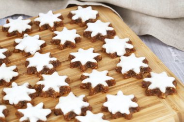 Zencefilli kurabiyeler bej tahta ve kumaştan yapılmış kar taneleri..