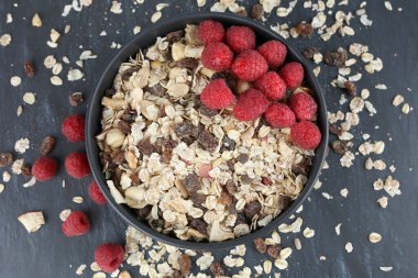 Siyah arka planda böğürtlenli Muesly..