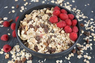 Siyah arka planda böğürtlenli Muesly..