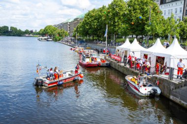 Hamburg, Almanya - 14 Temmuz 2024 Dünya Triatlon Yarışları, Dünyanın En Büyük Triatlonu. Doktorlar, tıbbi tekneler....