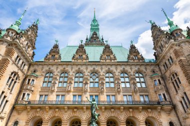 Hamburg Belediyesi 'nin (Hamburg Rathaus) iç avlusundaki Hygieia çeşmesi, Özgür ve Hanseatik Hamburg şehrinin yerel yönetiminin merkezi..