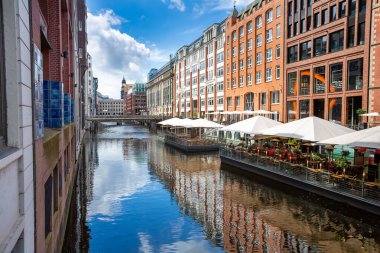 Hamburg, Almanya 'da kanal. Özgür ve Hanseatic şehri Hamburg. Kanaldaki restoranlar..