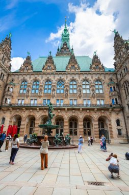 Hamburg, Almanya - 14 Temmuz 2024 - Hamburg Belediye Binası 'nın (Hamburger Rathaus) iç avlusunda bulunan Hygieia çeşmesi, Özgür ve Hanseatic Şehri' nin yerel idaresinin merkezi. Hygieia bronz heykelindeki turistler.