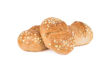 Beyaz arka planda yulaflı çıtır ekmek ruloları. Taze çıtır ekmekler. Beyaz üzerine üç ekmek..