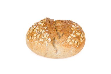 Beyaz arka planda yulaflı çıtır ekmek rulosu. Taze çıtır ekmek. Bir rulo ekmek..