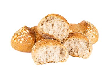 Beyaz arka planda yulaflı çıtır ekmek ruloları. Taze gevrek ekmek parçaları beyaza yuvarlanıyor..