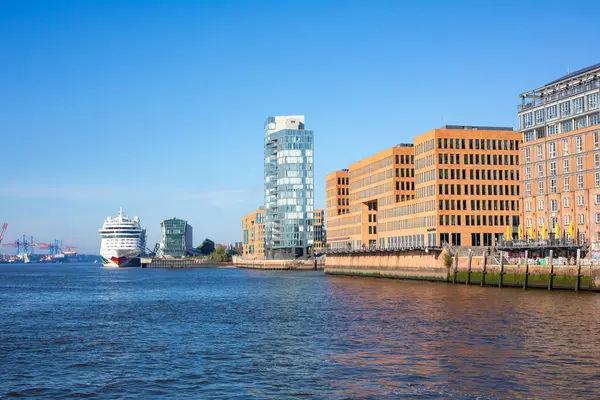 Hamburg, Almanya - 6 Ekim 2024 - Almanya 'daki Elbe Nehri' nden Hamburg limanının görüntüsü. Yolcu gemisi AIDAsol Hamburg limanında.. 