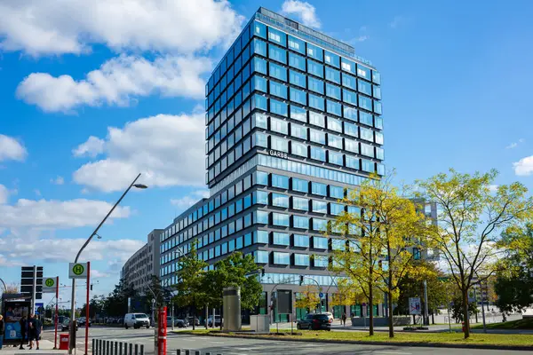 Hamburg, Almanya - 6 Ekim 2024 - Hamburg, Almanya 'daki HafenCity' deki modern bina.