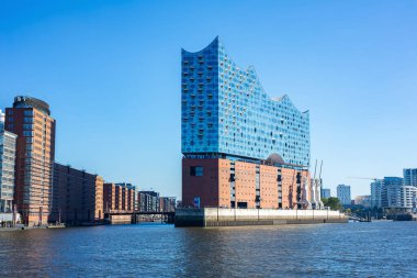 Hamburg, Almanya 'daki ünlü Elbphilharmonie konser salonunun cam cephesi. Modern, dalga biçimli Elbe nehrinden bina manzarası.