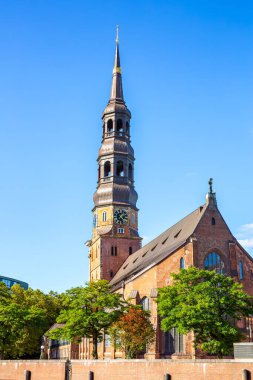 Hamburg, Almanya 'da Elbe Nehri' nin nehir kıyısındaki St. Catherine Lutheran kilisesi..