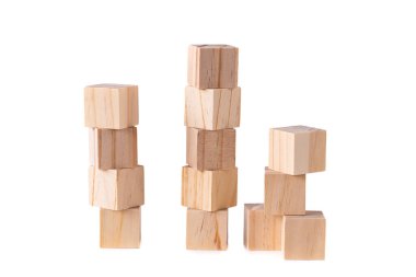 Beyaz arka planda izole edilmiş tahta küpler. Güzel desenli küçük küplerden yapılmış tahta küpler..