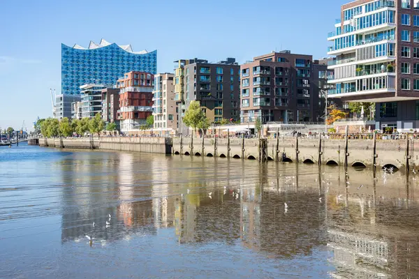 Hamburg, Almanya 'daki Elbphilharmonie konser salonu. HafenCity 'deki Marco-Polo Terrassen' den modern, dalga şeklinde bina görüntüsü.