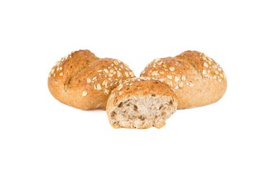 Beyaz arka planda yulaflı çıtır ekmek ruloları. Taze çıtır ekmekler. Beyaz üzerine üç ekmek..