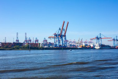 Hamburg Limanı 'nda Hamburg, Almanya' daki Elbe nehrinde vinçler var..