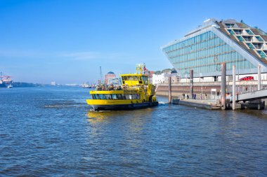 Hamburg, Almanya - 6 Ekim 2024 - Hamburg, Almanya 'daki Rıhtımdaki Elbe Nehri üzerindeki sarı tekne.