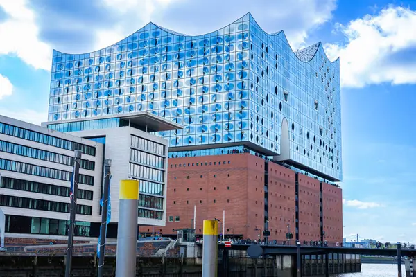 Hamburg, Almanya 'daki sembolik Elbphilharmonie konser salonunun parlak cam cephesi. Modern, dalga biçimli bina görüntüsü.