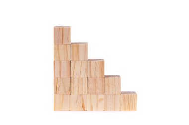 Beyaz arka planda izole edilmiş pek çok küçük tahta küp. Güzel desenli küçük küplerden yapılmış tahta merdivenler..