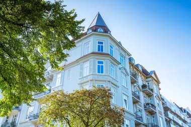 Kulesi olan güzel bir ev, girişi ağaçlarla kaplı. Duvarlarda inanılmaz süslemeler var.. 