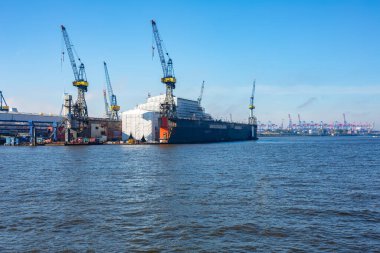 Hamburg Limanı 'nda Hamburg, Almanya' daki Elbe nehrinde vinçler var..