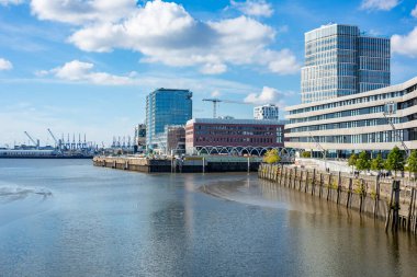 Modern binalar, Almanya 'nın Hamburg eyaletinde yer alan bir şehirdir. Hamburg Limanı, Elbe Nehri manzarası. 