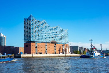 Hamburg, Almanya 'daki ünlü Elbphilharmonie konser salonunun cam cephesi. Modern, dalga biçimli Elbe nehrinden bina manzarası.