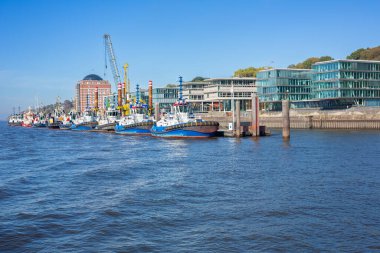 Hamburg, Almanya - 6 Ekim 2024 - Almanya 'daki Elbe Nehri' nden Hamburg limanının görüntüsü. Hamburg limanındaki römorkörler..