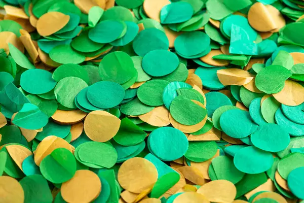Arka plan olarak birçok yeşil ve sarı yuvarlak kağıt kahve fotografı..
