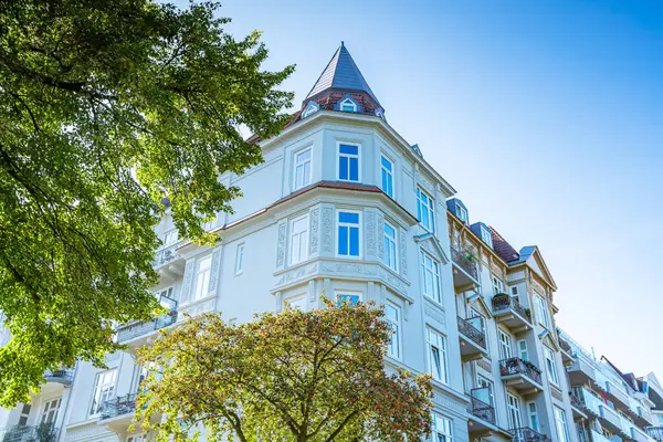 Kulesi olan güzel bir ev, girişi ağaçlarla kaplı. Duvarlarda inanılmaz süslemeler var.. 