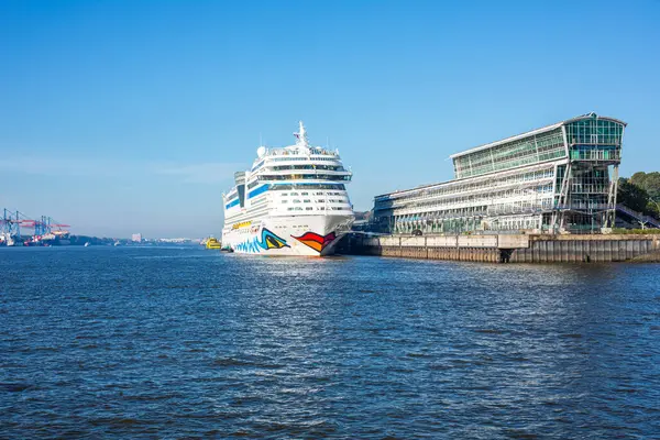 Hamburg, Almanya - 6 Ekim 2024 - Elbe Nehri üzerindeki AIDAsol yolcu gemisi Aussichtsplattform, Hamburg, Almanya. 