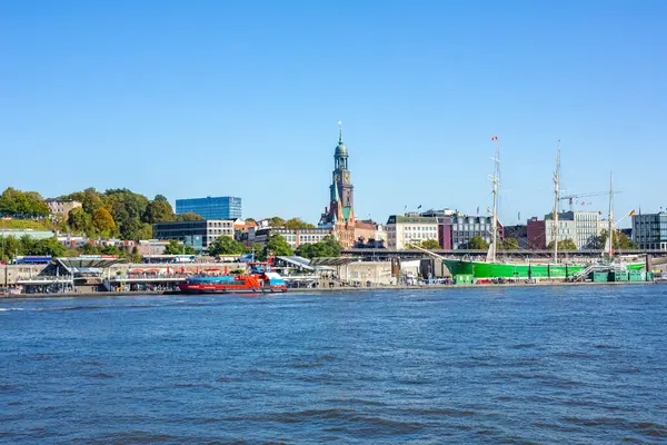 Hamburg, Almanya - 6 Ekim 2024 - Almanya 'daki Elbe Nehri' nden Hamburg limanının görüntüsü. Rickmer Rickmers gemisi, St. Michael Kilisesi, İsveç Gustav Adolf Kilisesi.