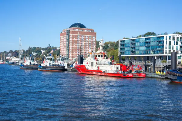 Hamburg, Almanya - 6 Ekim 2024 - Almanya 'daki Elbe Nehri' nden Hamburg limanının görüntüsü. Hamburg limanındaki römorkörler. Hamburg 'da güzel bir nehir kenarı.