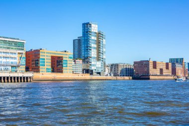 Almanya 'daki Elbe Nehri' nden Hamburg limanının manzarası. 