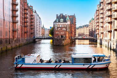 UNESCO Dünya Mirası Speicherstadt Sitesi, Hamburg, Almanya. Depo bölgesindeki Popüler Su Kalesi. Wasserschloss bakış açısı.