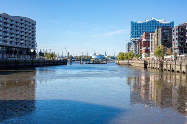 Elbphilharmonie konser salonu, Hamburg, Almanya 'da sahne sanatları tiyatrosu. HafenCity 'deki Marco-Polo Terrassen' den modern, dalga şeklinde bina görüntüsü.