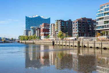 Hamburg, Almanya 'daki Elbphilharmonie konser salonu. HafenCity 'deki Marco-Polo Terrassen' den modern, dalga şeklinde bina görüntüsü.