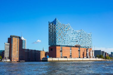 Hamburg, Almanya 'daki ünlü Elbphilharmonie konser salonunun cam cephesi. Modern, dalga biçimli Elbe nehrinden bina manzarası.