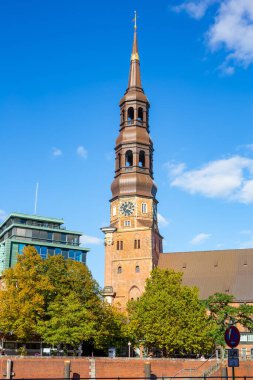 Hamburg, Almanya 'da Elbe Nehri' nin nehir kıyısındaki St. Catherine Lutheran kilisesi..