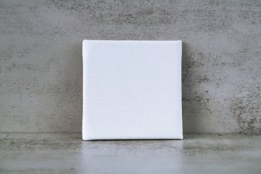 Gri duvardaki boş kare tuval. Reklamcı için boş alan.