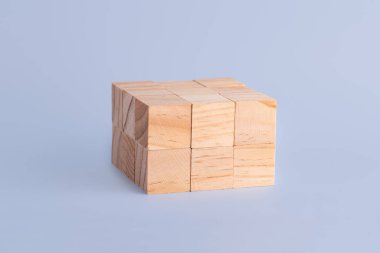 Birçok küçük tahta küp mavi arka planda izole edilmiştir. Mavi desenli küçük küpler..