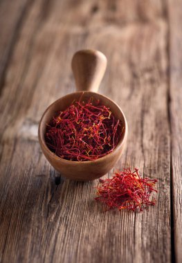 Ahşap arka planda safran iplikleri